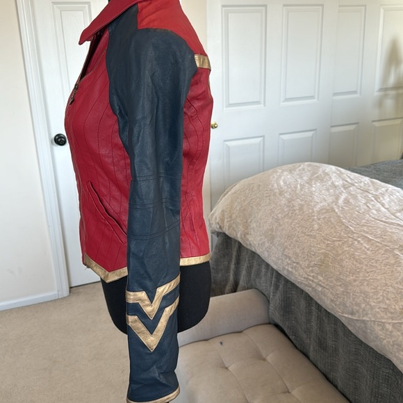 Wonder Woman Jacket DC Comics - size S Her Universe - Picture 4 of 7